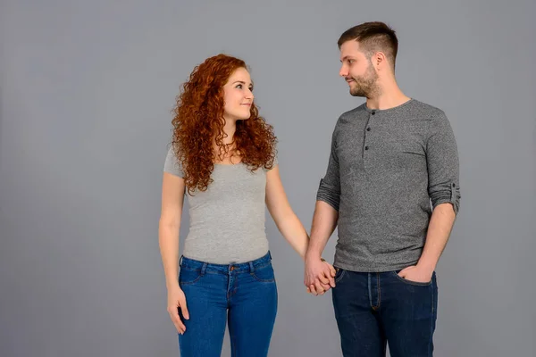 Pasangan Muda Yang Cantik Berdiri Menghadap Kamera Sambil Bergandengan Tangan — Stok Foto