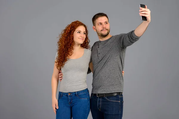 Ett Vackert Ungt Par Tar Selfie Med Smartphone Studion — Stockfoto