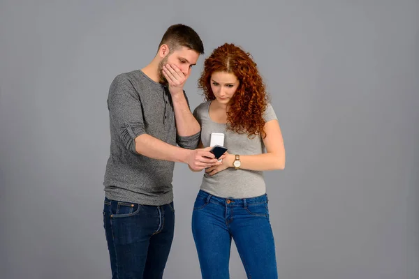 Pohledný Mladý Muž Ukazující Jeho Smartphone Své Krásné Přítelkyni Oni — Stock fotografie