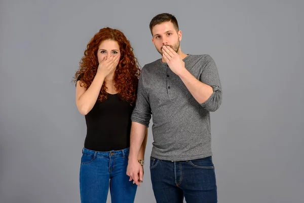 Belo Jovem Casal Sentindo Medo Estúdio — Fotografia de Stock