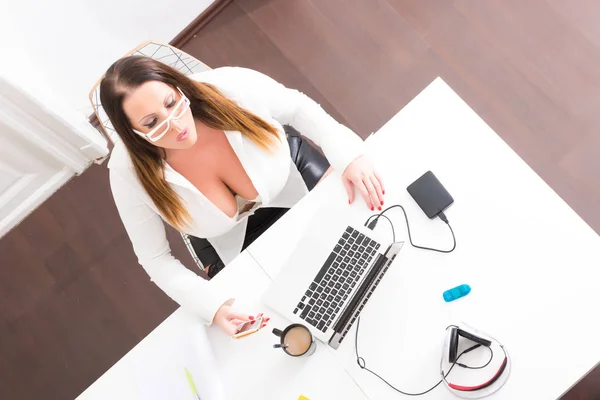 Size Big Beautiful Voluptuous Secretary Working Desktop Laptop — Stock Photo, Image