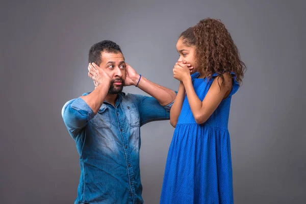 彼女の手で彼女の口を覆っている彼の娘ながら耳をふさいで若い黒人男性 — ストック写真