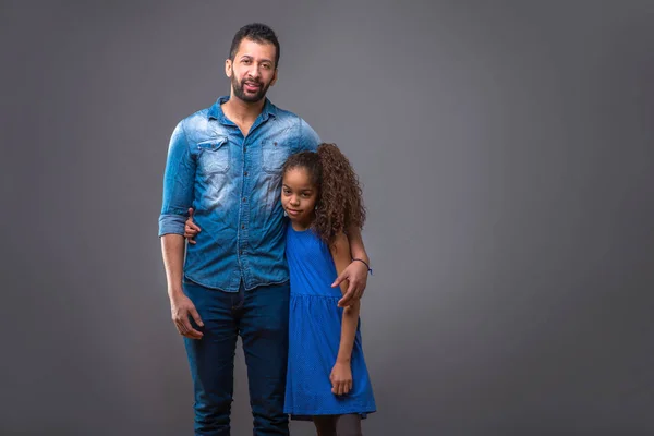 Mladý Černoch Jeho Dospívající Dcera Stojí Objímaly — Stock fotografie