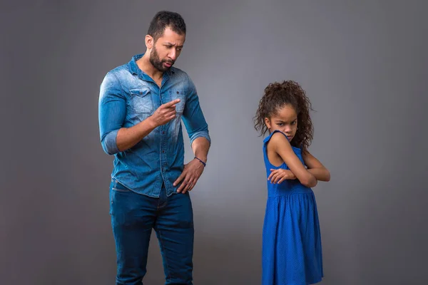 Een Jonge Zwarte Man Die Ruzie Met Zijn Tienerdochter Die — Stockfoto