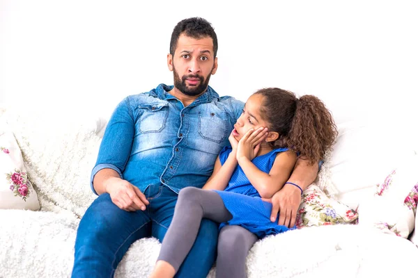 Een Jonge Zwarte Vader Zijn Dochter Samen Aanbrengen Een Bank — Stockfoto