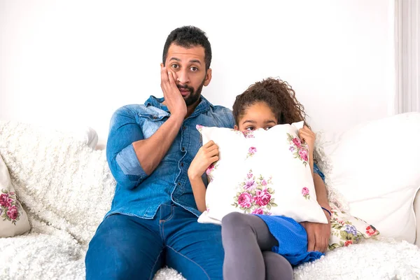 Young Black Father Siting Together His Daughter Couch Who Hiding — Stock Photo, Image