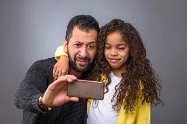 Czarny Ojciec Robienia Selfie Smartfonem Podczas Jego Córka Przytulanie Wokół — Zdjęcie stockowe