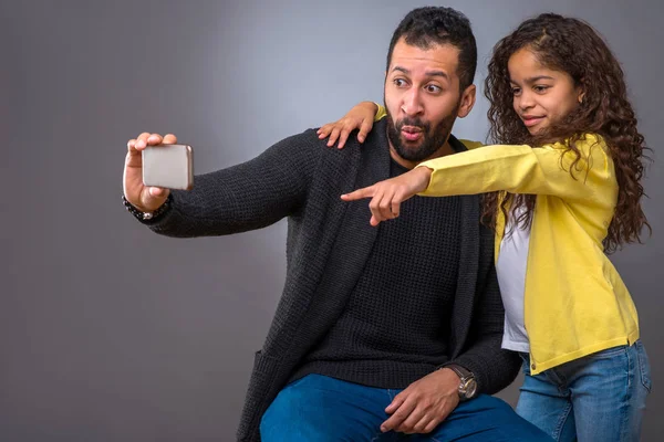 Een Zwarte Vader Nemen Van Selfies Met Een Smartphone Terwijl — Stockfoto