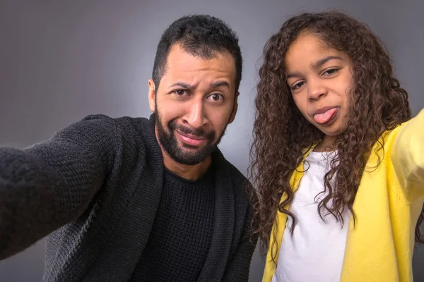 Siyah Bir Baba Genç Kızı Komik Surat Yaparken Selfies Alarak — Stok fotoğraf
