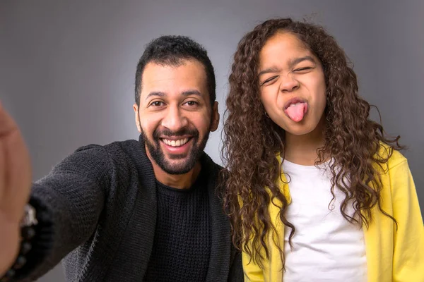 Cameraweergave Van Een Zwarte Vader Zijn Jonge Dochter Selfies Nemen — Stockfoto