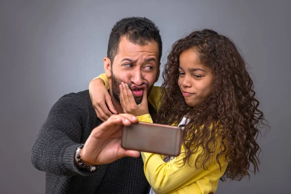 Ένα Μαύρο Πατέρα Για Λήψη Selfie Ένα Smartphone Ενώ Κόρη — Φωτογραφία Αρχείου