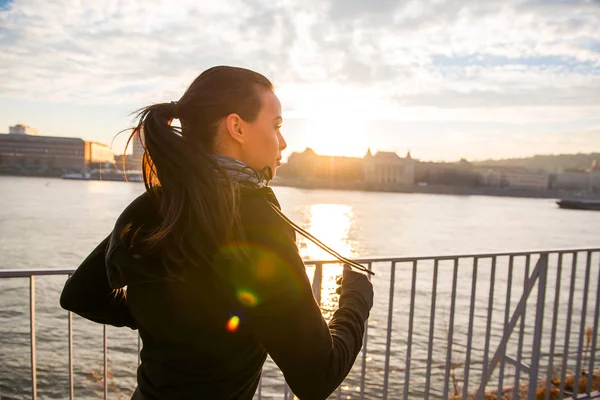 Eine Schöne Junge Frau Läuft Sonnenuntergang Fluss Der Stadt — Stockfoto