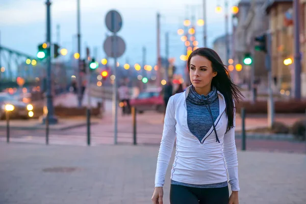 Una Hermosa Joven Con Ropa Deportiva Pie Calle Las Luces — Foto de Stock