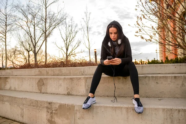 Una Hermosa Joven Que Usa Ropa Deportiva Sienta Las Escaleras — Foto de Stock