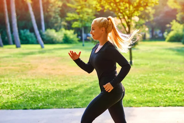 Una Bella Giovane Donna Bionda Vestita Nero Mentre Corre Parco — Foto Stock