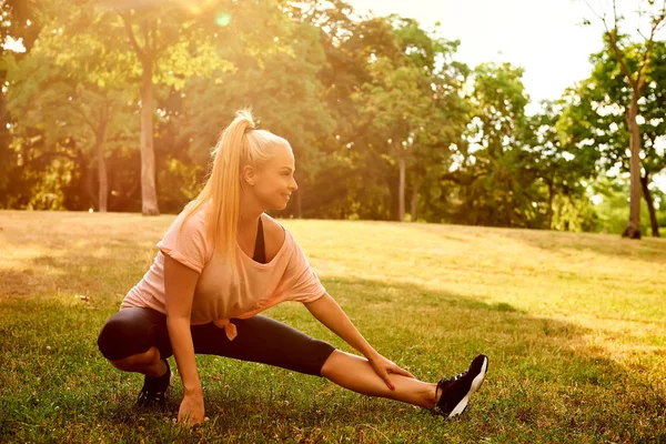 Beautiful Young Blonde Woman Doing Squats Stretching Field Park — Stock Photo, Image