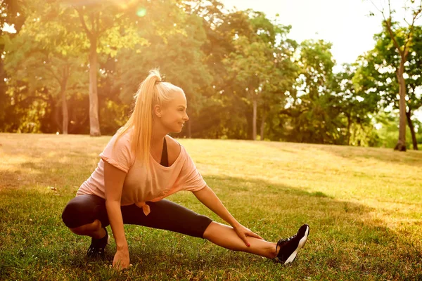 Une Belle Jeune Femme Blonde Qui Fait Des Squats Étire — Photo