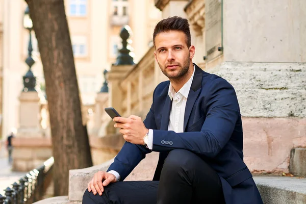 Een Knappe Jonge Zakenman Zittend Trap Straat Het Gebruik Van — Stockfoto