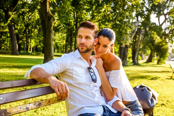 Närbild Ett Vackert Ungt Par Som Sitter Bänk Park Solnedgången — Stockfoto