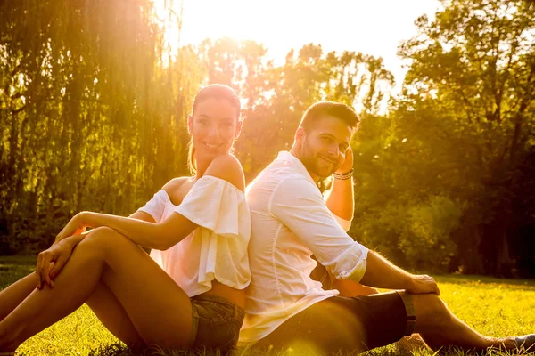 Красива Молода Пара Сидить Назад Полі Парку Заході Сонця — стокове фото