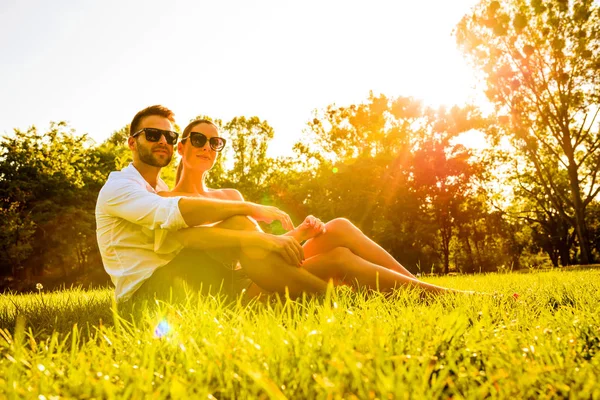 Una Hermosa Pareja Joven Sentada Campo Parque Atardecer — Foto de Stock