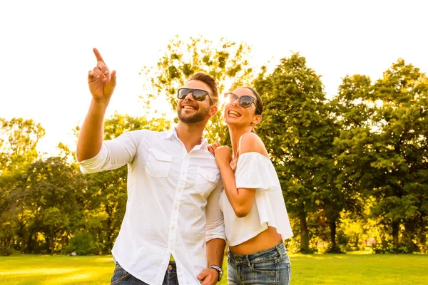 Belo Jovem Casal Campo Parque Onde Cara Apontando Para Lados — Fotografia de Stock