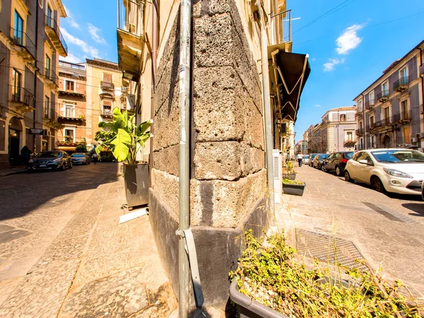 En la esquina del casco antiguo de Catania, Italia — Foto de Stock