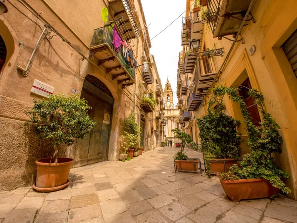 Узкая улица с каменным тротуаром в Палермо, Италия — стоковое фото