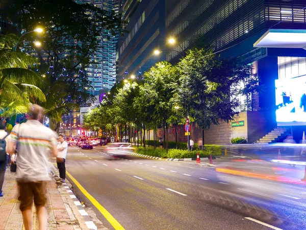 Nachtverkehr im Zentrum von Kuala Lumpur — Stockfoto