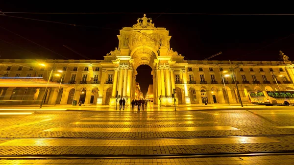 La célèbre porte de la ville de Lisbonne la nuit — Photo