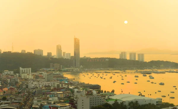 Pemandangan Panorama di pusat kota Pattaya, Thailand saat matahari terbenam — Stok Foto