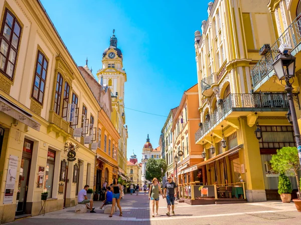 Una calle peatonal en el centro de Pecs, Hungría — Foto de Stock