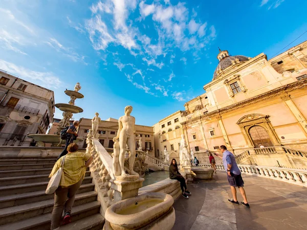 Historisk arkitektur i centrala Palermo, Italien — Stockfoto