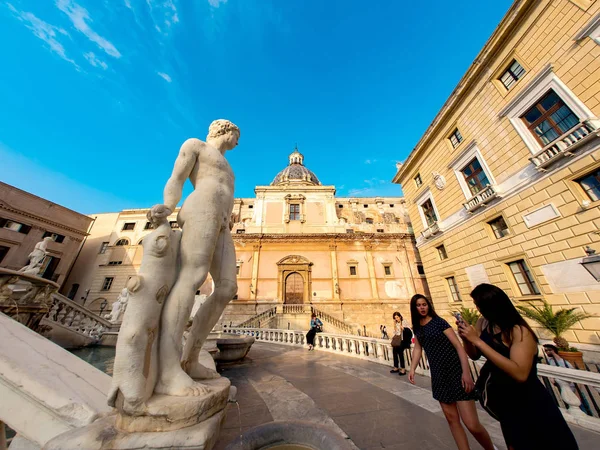 Historisk arkitektur i centrala Palermo, Italien — Stockfoto