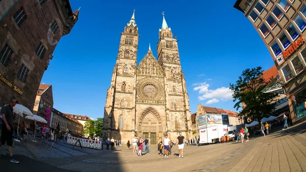 Widok na katedrę Świętego Wawrzyńca w Norymberdze w Niemczech — Zdjęcie stockowe