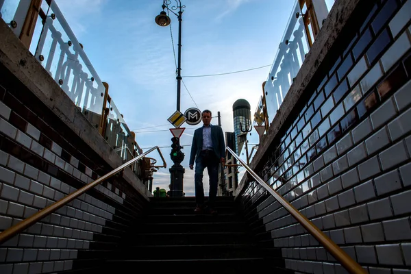 Silueta Mirada Hombre Negocios Mediana Edad Bajando Por Escalera Hacia — Foto de Stock