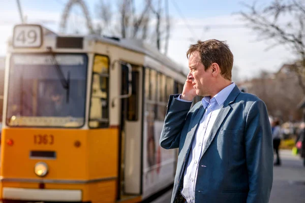 Бизнесмен Средних Лет Стоящий Ждущий Трамвайной Остановке Разговаривая Телефону — стоковое фото