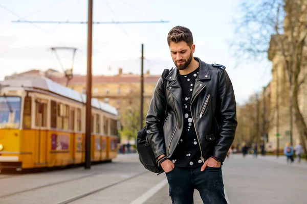 Een Knappe Jonge Hipster Man Lopen Naast Een Tramlijn Rondkijken — Stockfoto