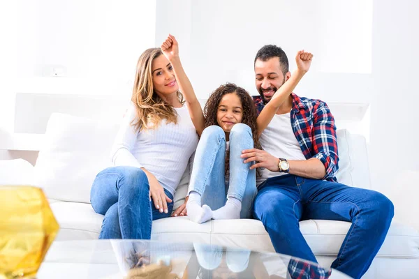 Padres Jóvenes Sentados Sofá Con Hija Que Siente Feliz Celebrando — Foto de Stock