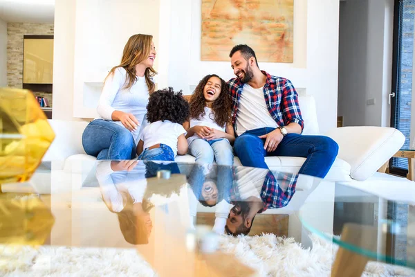 Una Joven Familia Raza Mixta Sentada Sofá Divirtiéndose — Foto de Stock