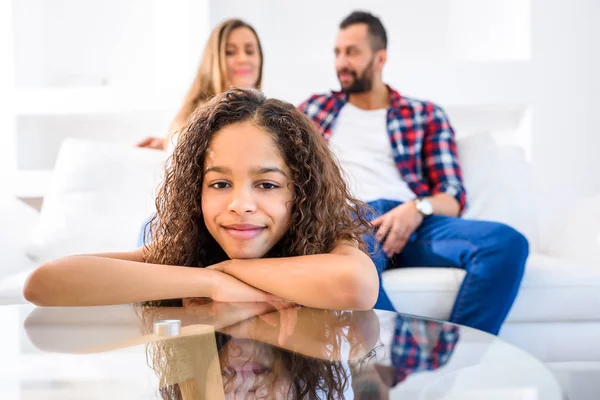 Portret Van Een Jonge Afrikaanse Tienermeisje Leunend Een Koffietafel Terwijl — Stockfoto