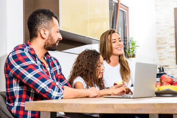 Jovens Pais Sua Filha Sentados Mesa Cozinha Usando Laptop — Fotografia de Stock