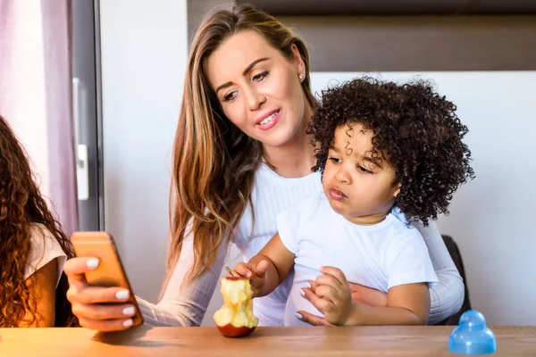 Uma Jovem Mãe Tirando Selfies Com Seu Menino Que Está — Fotografia de Stock