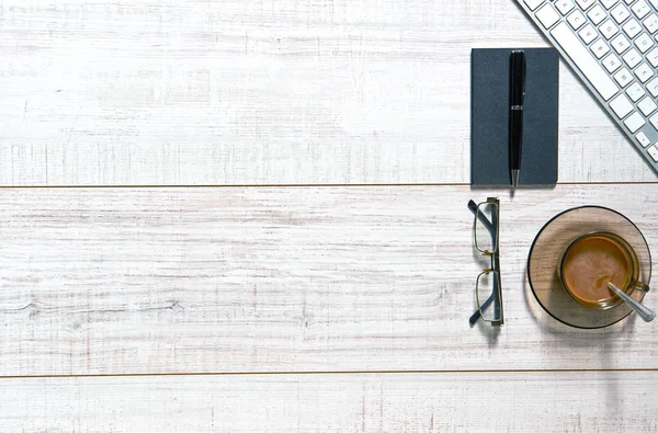 Vista Una Mesa Madera Con Teclado Cuaderno Bolígrafo Vasos Una —  Fotos de Stock