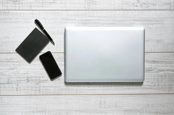 Vista Una Mesa Madera Con Ordenador Portátil Móvil Portátil Bolígrafo —  Fotos de Stock