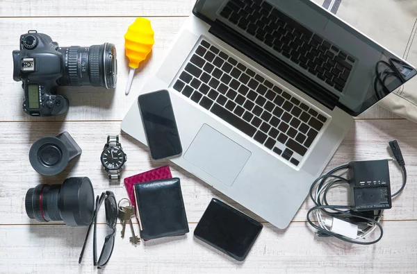 Blick Auf Einen Holztisch Mit Notizbuch Digitalkamera Objektiv Tasche Schlüssel — Stockfoto