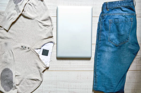 Blick Auf Einen Holztisch Mit Laptop Jeans Und Pullover — Stockfoto