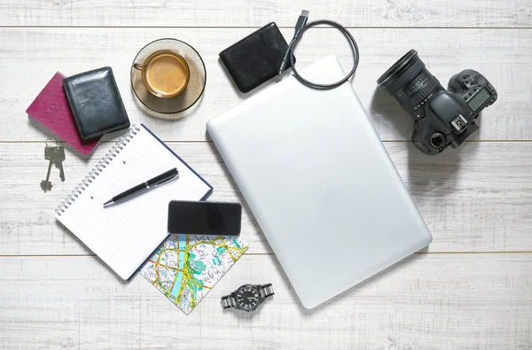 Uitzicht Een Houten Tafel Met Een Laptop Externe Harde Schijf — Stockfoto