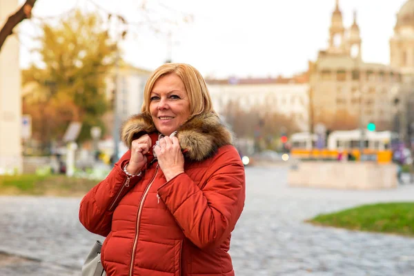 Una Agradable Mujer Mediana Edad Pie Calle Agarrando Cuello Chaqueta — Foto de Stock