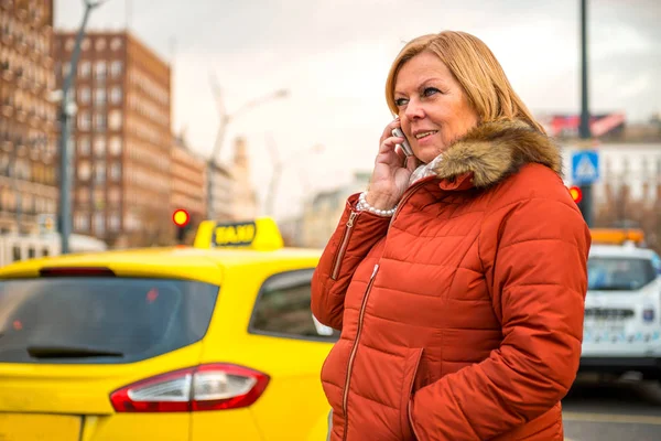 Nice Middle Age Woman Standing Waiting Her Taxi While Talking — Stock Photo, Image